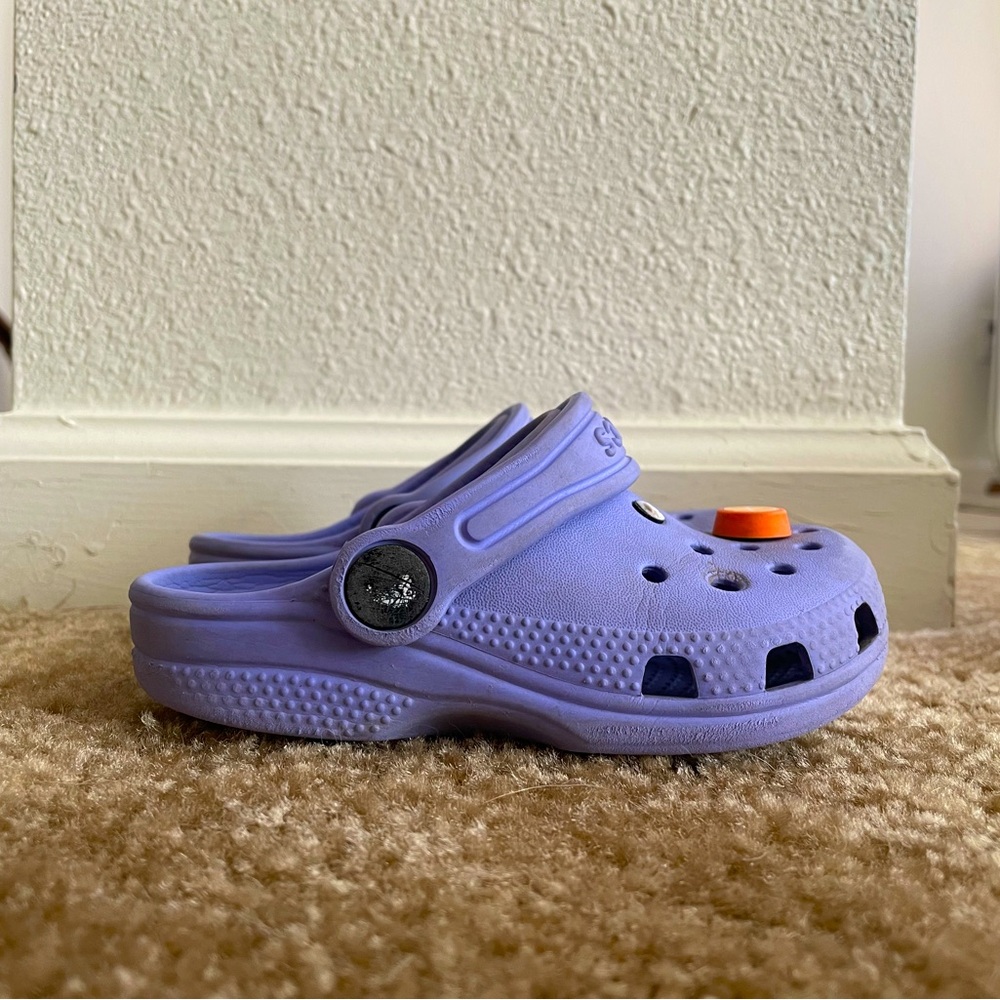 Crocs slip on clog strap
Purple lavender
Size 8 c toddler kids child